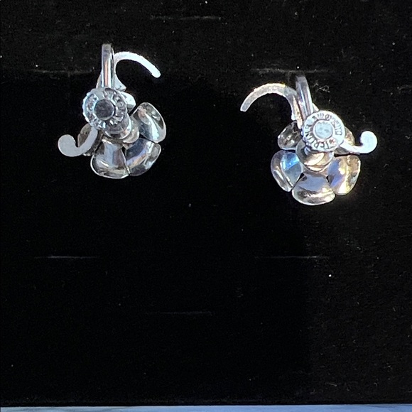 Vintage screw back Silver Floral Earrings - Picture 3 of 5